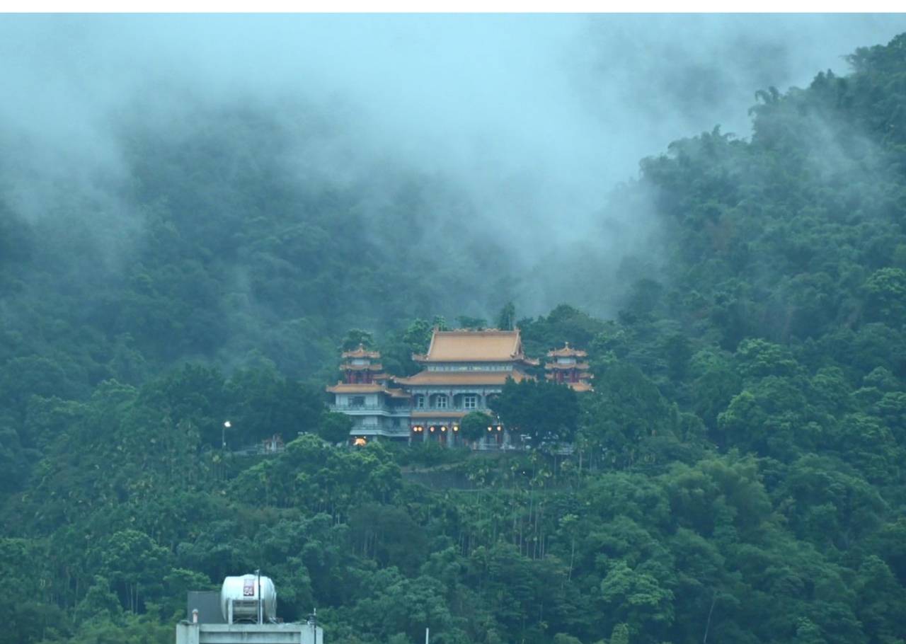 南投埔里住宿推薦｜承萬尊爵渡假酒店｜雲霧蒸騰山景環繞，豪華四人房一泊一食，埔里唯一星光池畔親子飯店入住心得！
