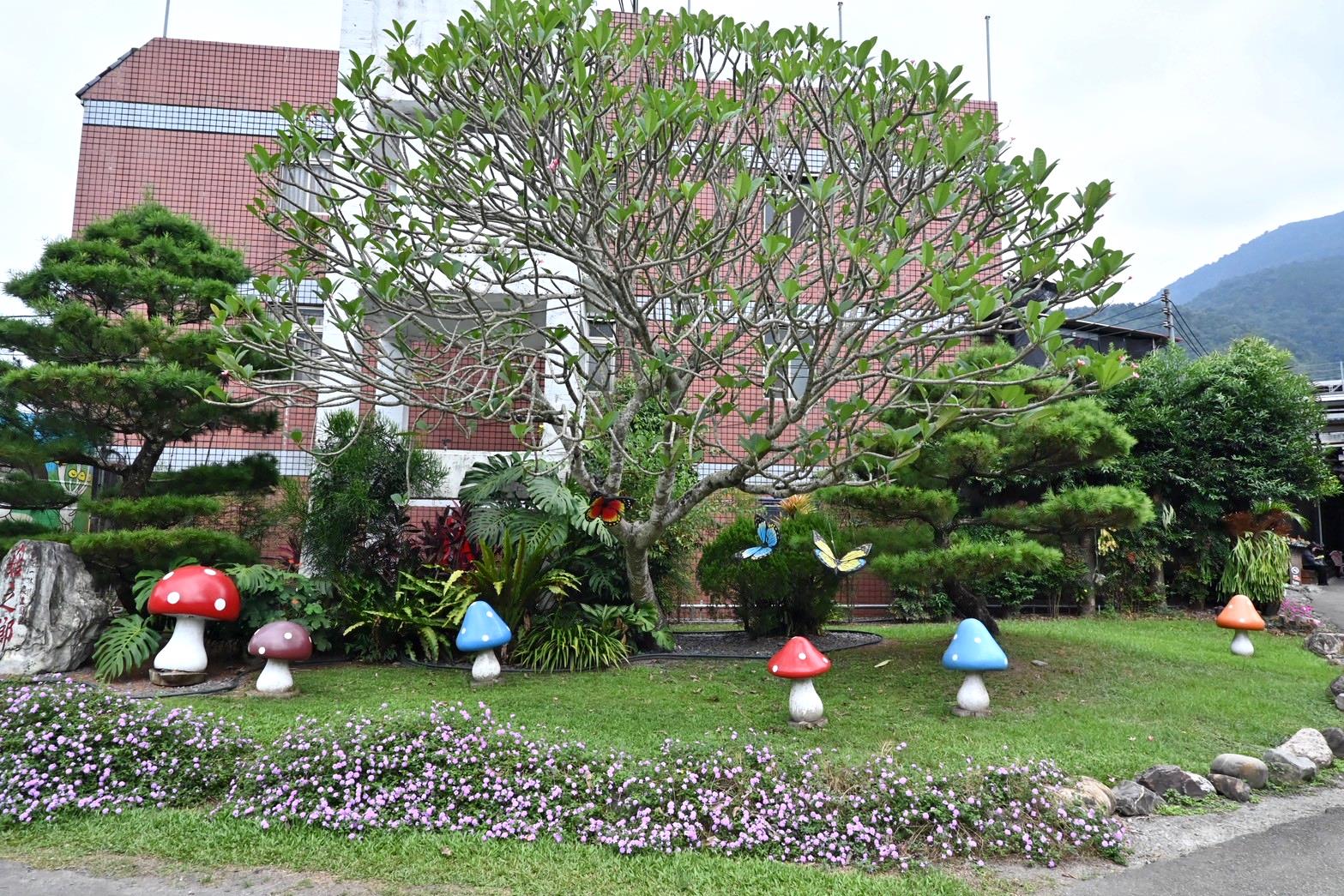 南投埔里親子旅遊|豐年靈芝菇類生態農場|免門票、趣味採菇樂、DIY生態瓶、鮮採菇火鍋|交通、美食全攻略! - 第12張圖