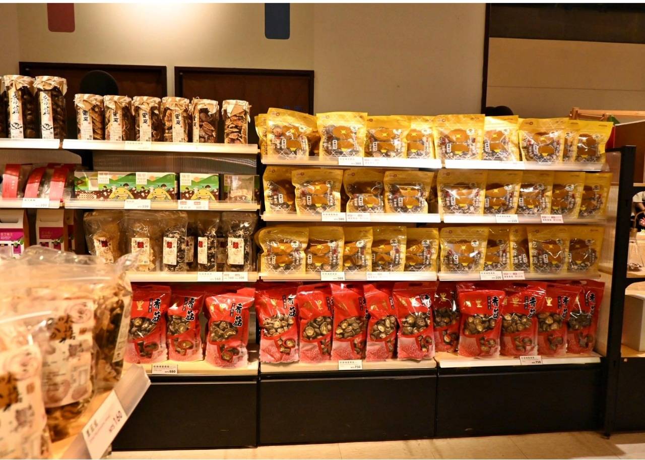 南投埔里親子旅遊|豐年靈芝菇類生態農場|免門票、趣味採菇樂、DIY生態瓶、鮮採菇火鍋|交通、美食全攻略! - 第89張圖