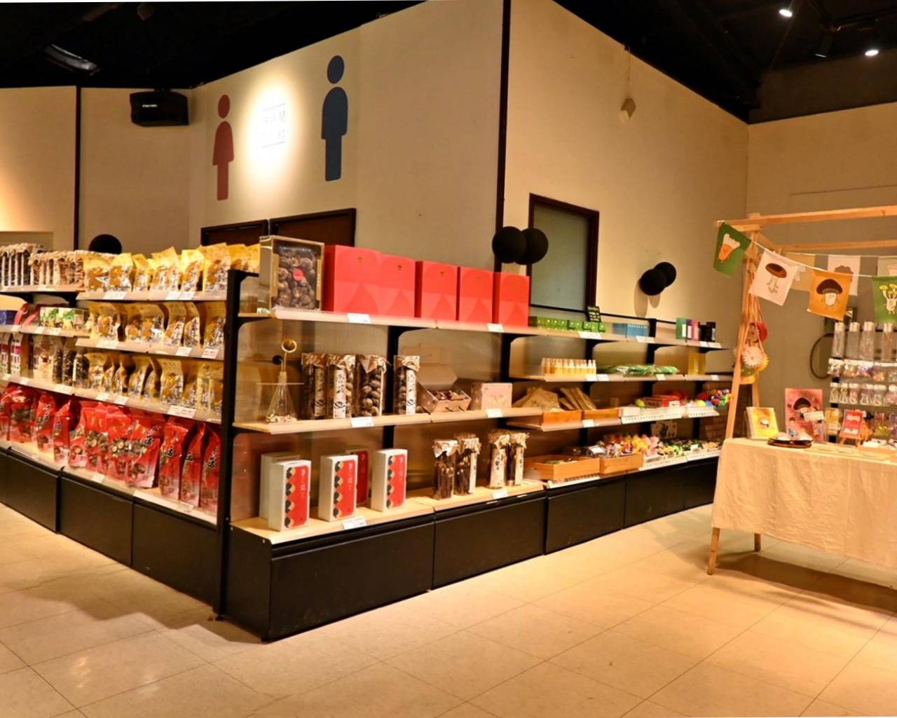 南投埔里親子旅遊|豐年靈芝菇類生態農場|免門票、趣味採菇樂、DIY生態瓶、鮮採菇火鍋|交通、美食全攻略! - 第90張圖