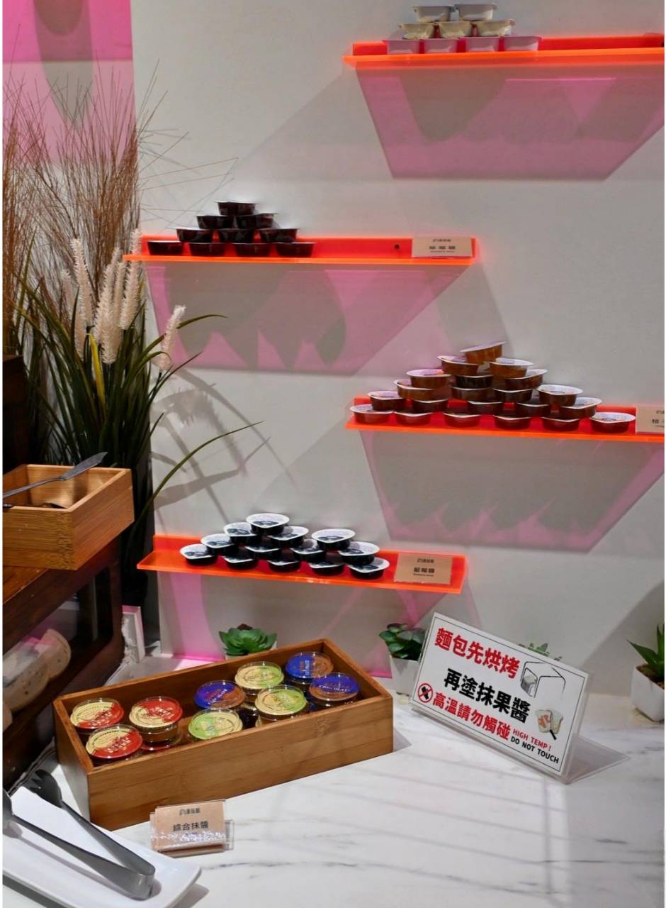 桃園住宿推薦｜IF商務汽旅(IF漫旅館)｜親子旅遊、情侶必住：開箱風格雙人車庫房型與豐盛自助早餐！