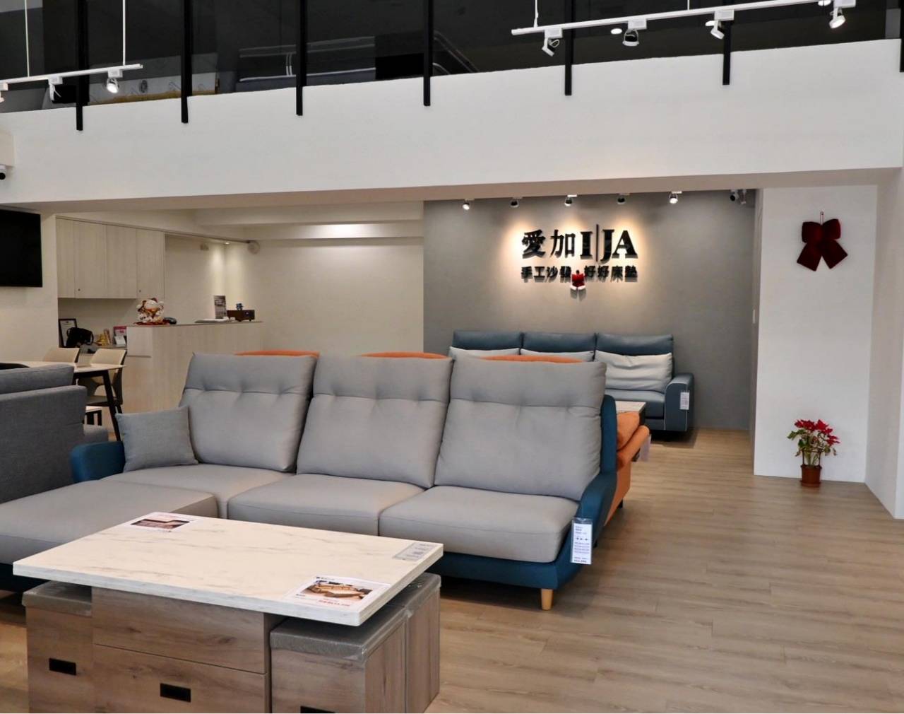 桃園沙發推薦：IJA愛加沙發桃園店，30年工匠打造台灣製造手工沙發，L型、一字型、貓抓布客製化沙發 10 年保固全解析