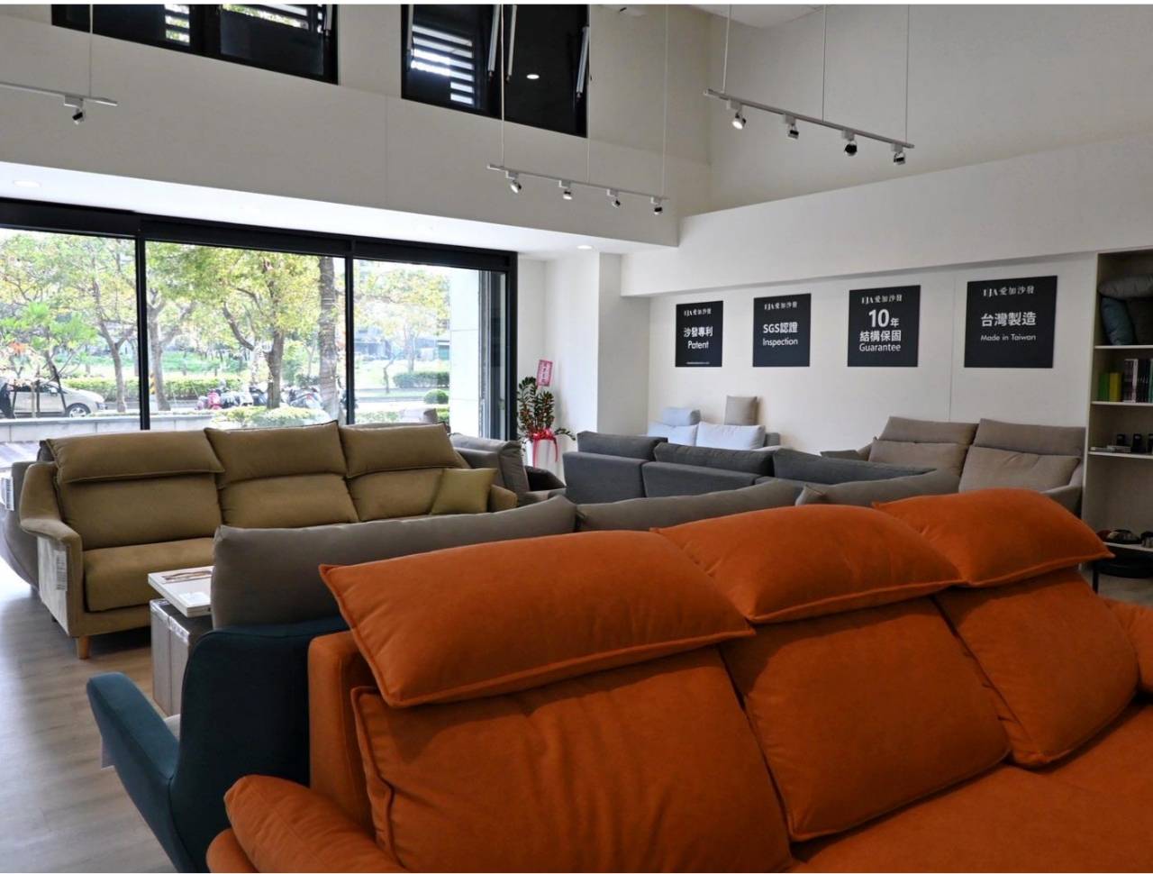 桃園沙發推薦：IJA愛加沙發桃園店，30年工匠打造台灣製造手工沙發，L型、一字型、貓抓布客製化沙發 10 年保固全解析