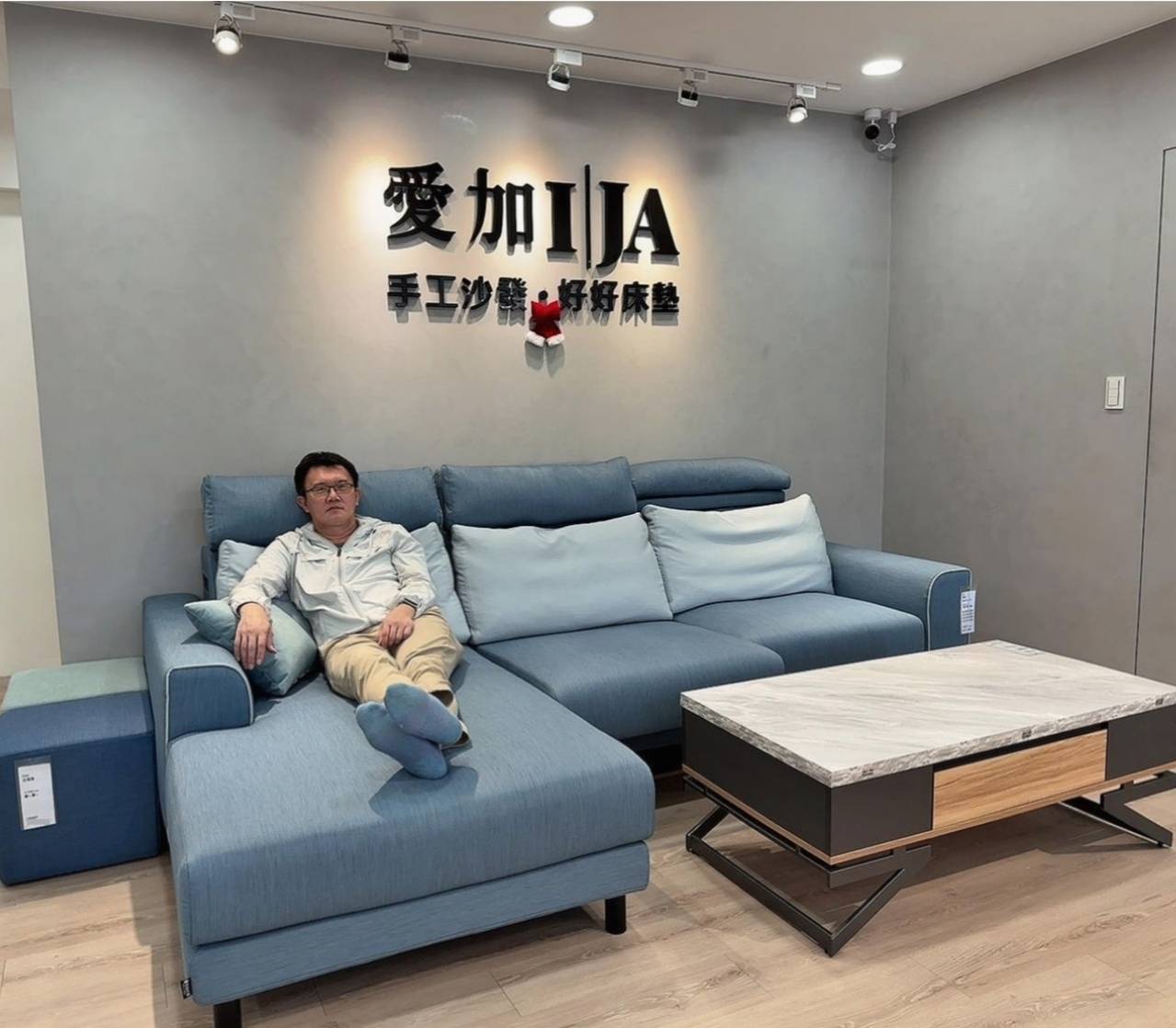 桃園沙發推薦：IJA愛加沙發桃園店，30年工匠打造台灣製造手工沙發，L型、一字型、貓抓布客製化沙發 10 年保固全解析